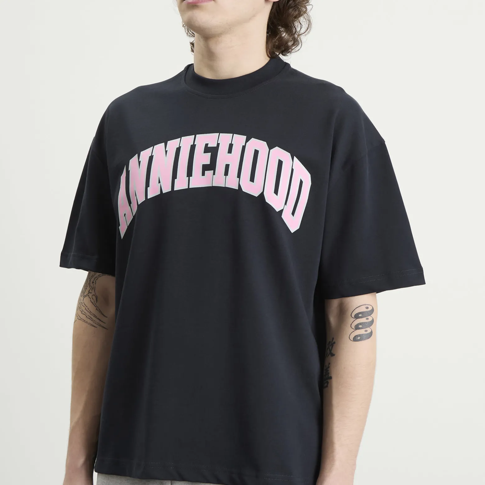 ANNIE HOOD College Arch T-Shirt