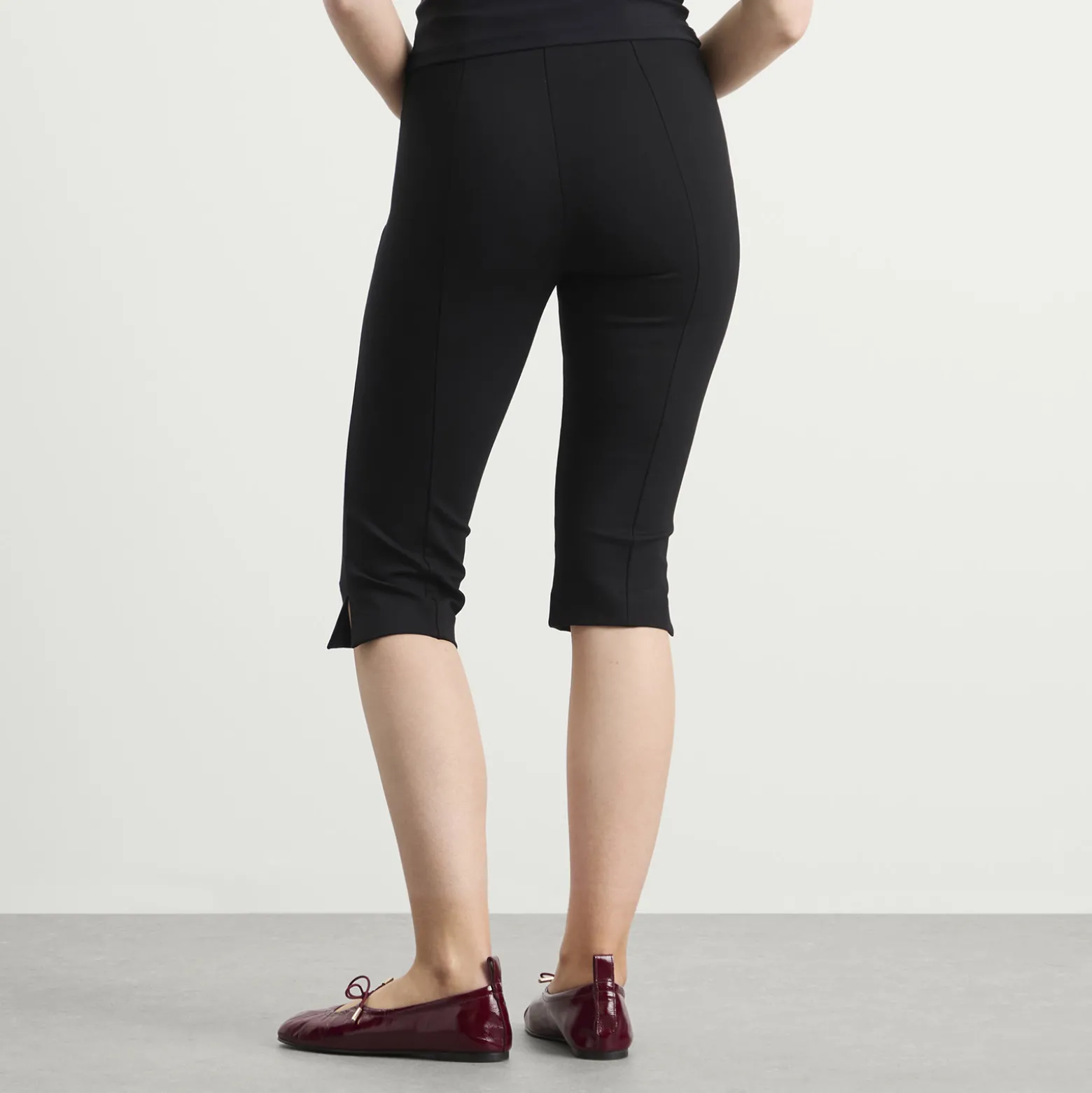 Good American Soft Stretch Ponte Pull On Capris