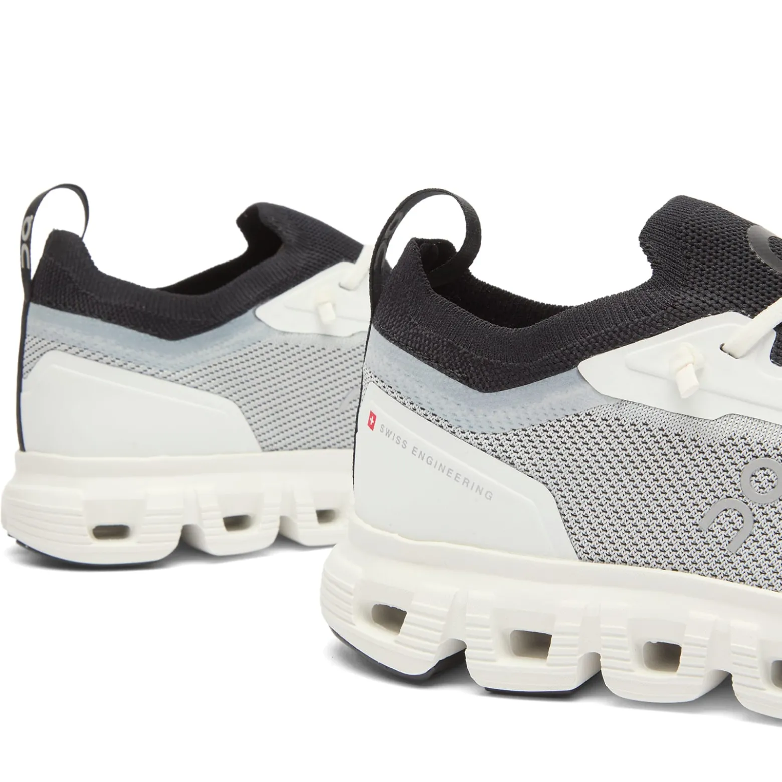 ON Cloud 6 Versa Sneaker