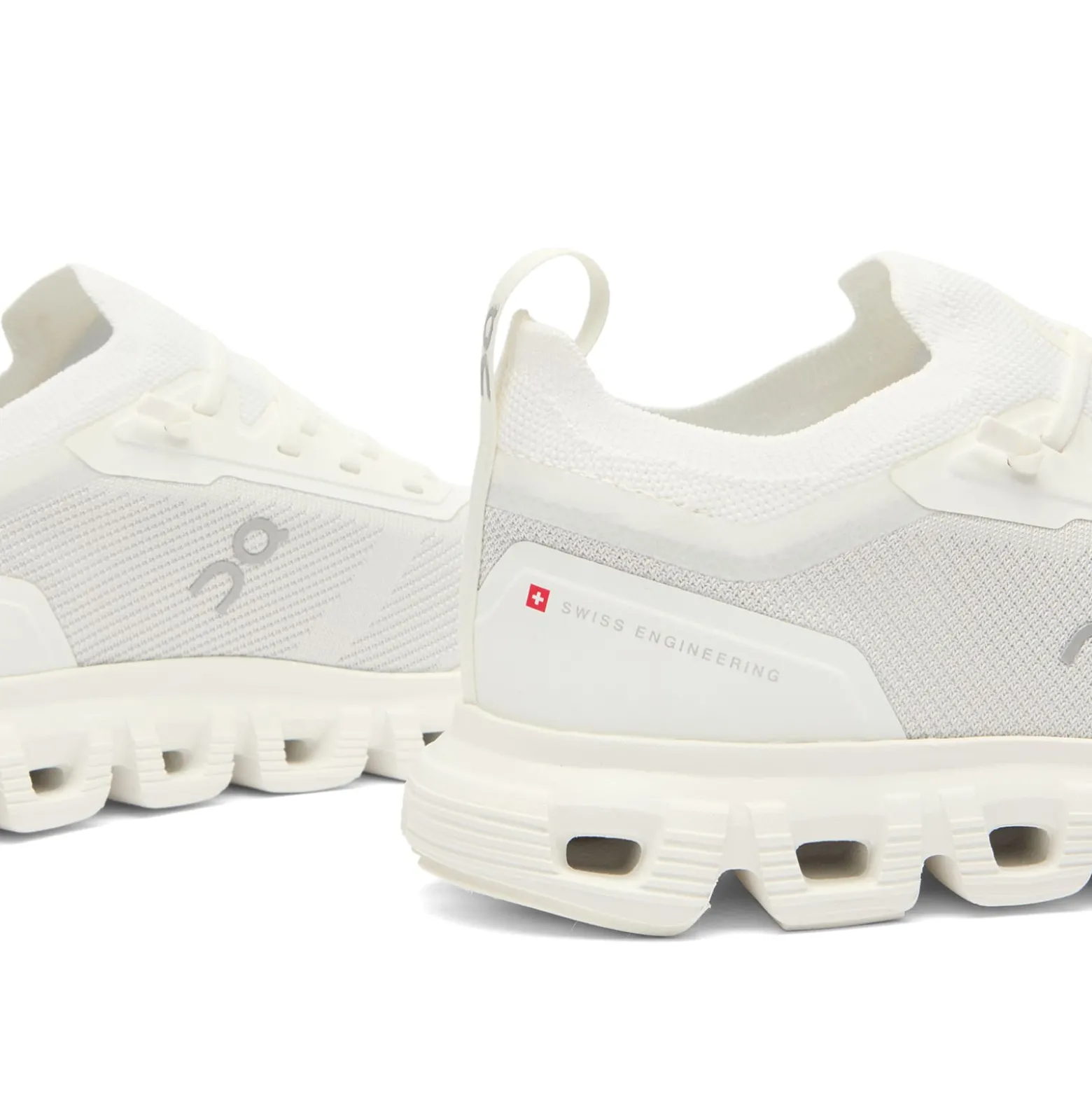 ON Cloud 6 Versa Sneaker